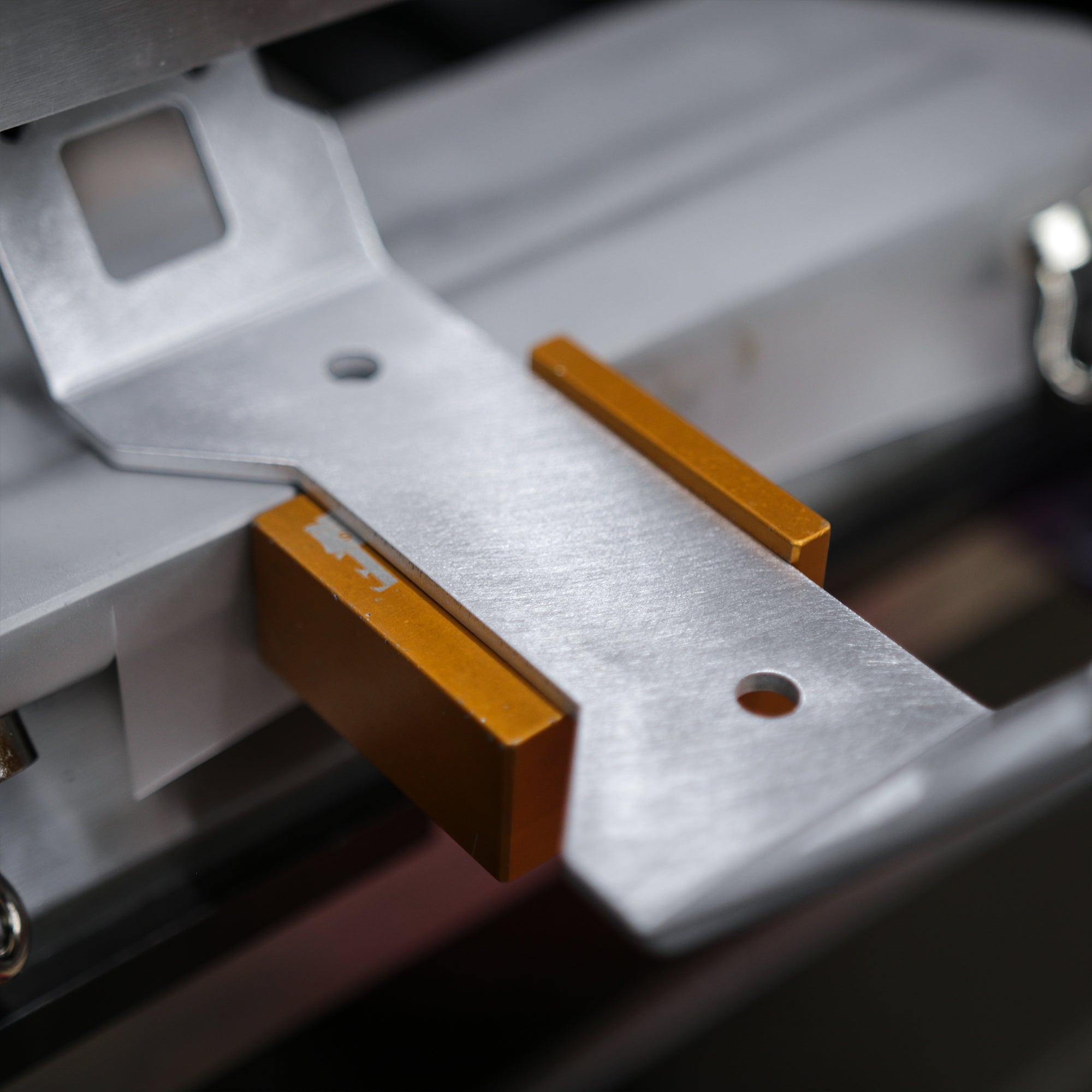 Magnetic squaring arm